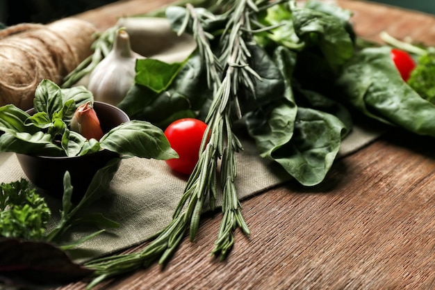 Składniki na stole: zioła, warzywa