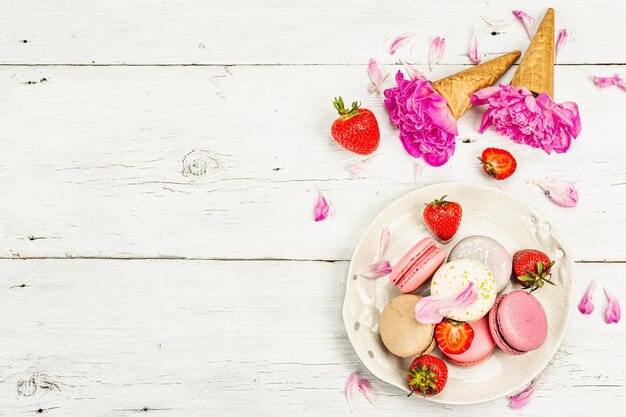 Deser na drewnianym stole